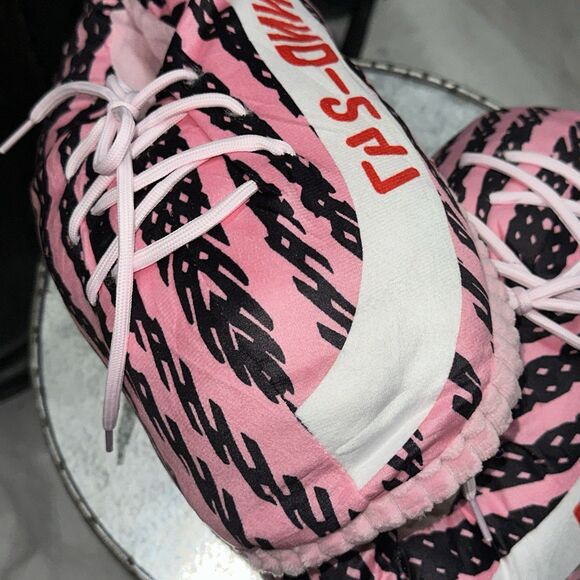 Designer Style Ultra Plush & Comfy Sneaker Slipper Unisex Fit To 11.5 Brand New. - Picture 6 of 6